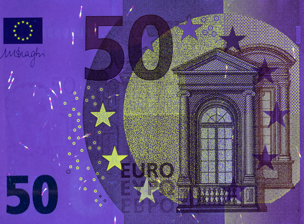 50 euron seteli UV-valossa
